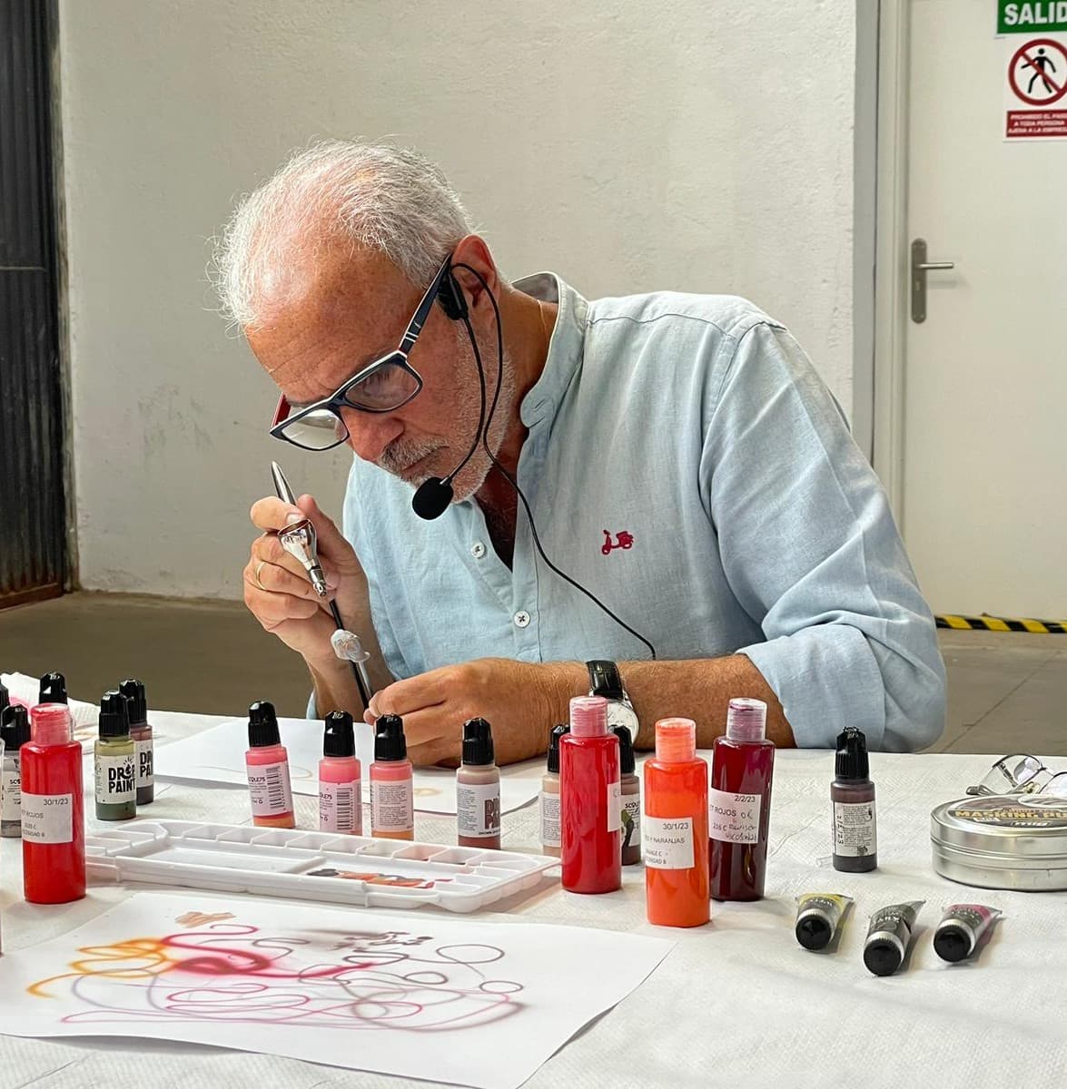 Julio Cabos pintando durante una demostración de miniaturas