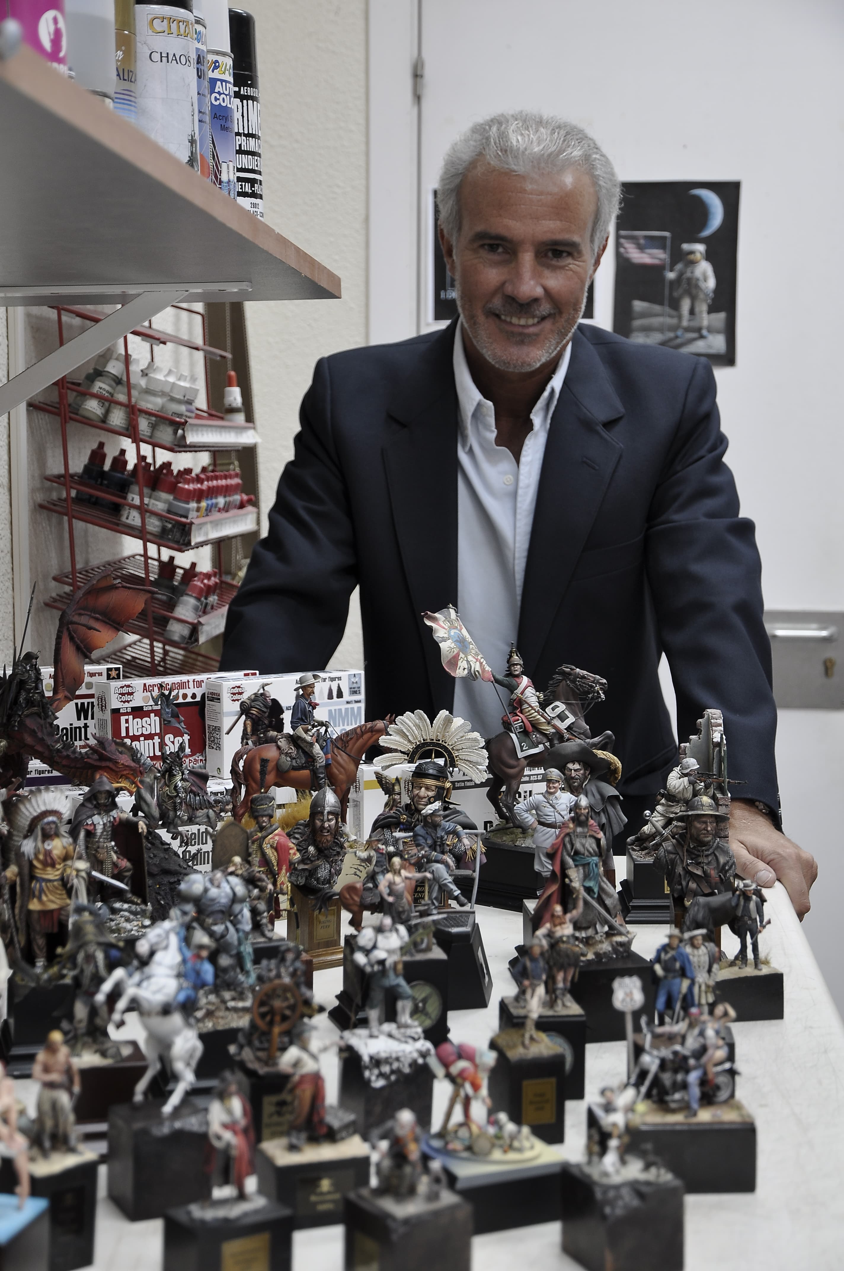Julio Cabos con un reconocimiento profesional junto a vitrinas de miniaturas